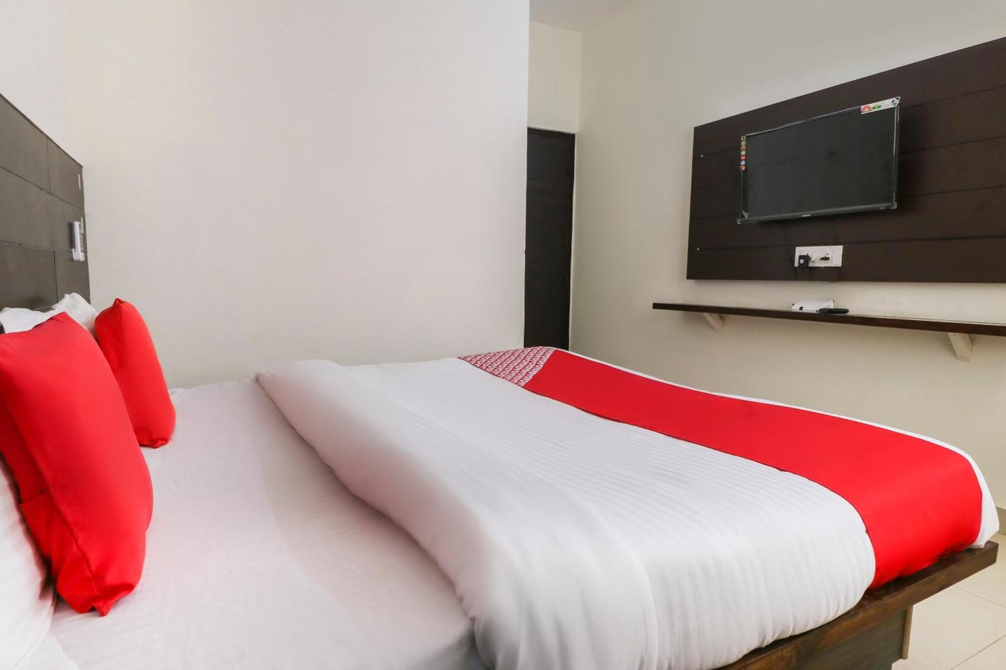 Hotel O Red Ark Landran Exterior foto